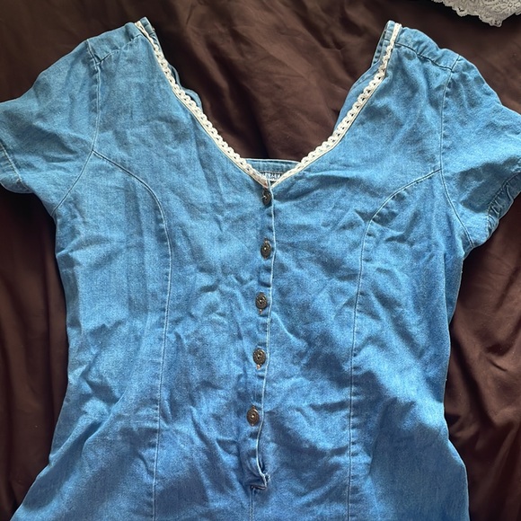 Jean romper with brass buttons and lace trimming. - Picture 4 of 4